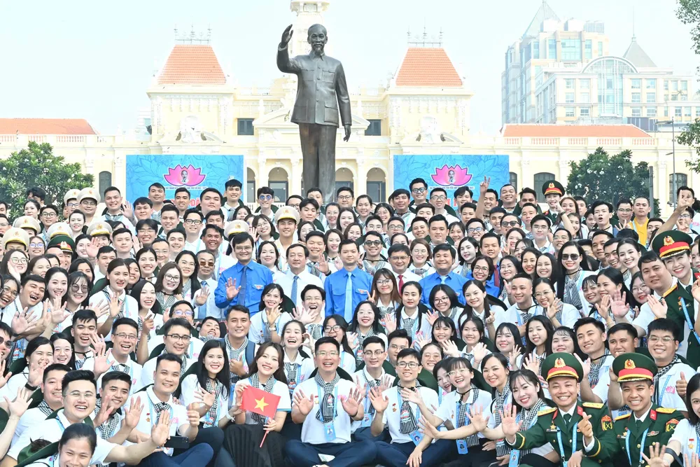 Các đồng chí lãnh đạo và Thanh niên tiên tiến làm theo lời Bác tại Tượng đài Chủ tịch Hồ Chí Minh. Ảnh: VIỆT DŨNG Hinh 4.jpg