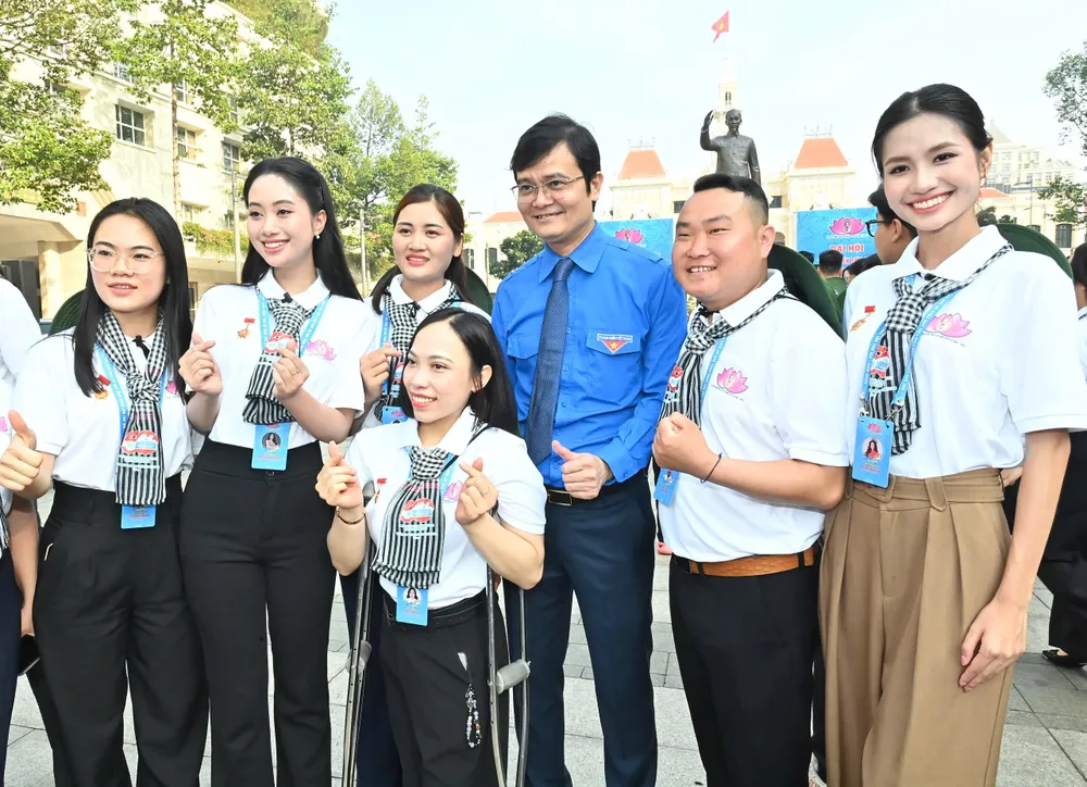 Các đại biểu tại lễ báo công. Ảnh: VIỆT DŨNG Hinh 5.jpg