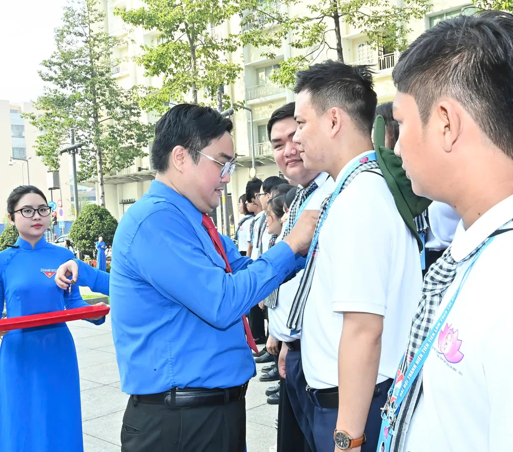 Trao huy hiệu “Thanh niên tiên tiến làm theo lời Bác” đến thanh tiên tiên tiến. Ảnh: VIỆT DŨNG hinh 6.jpg