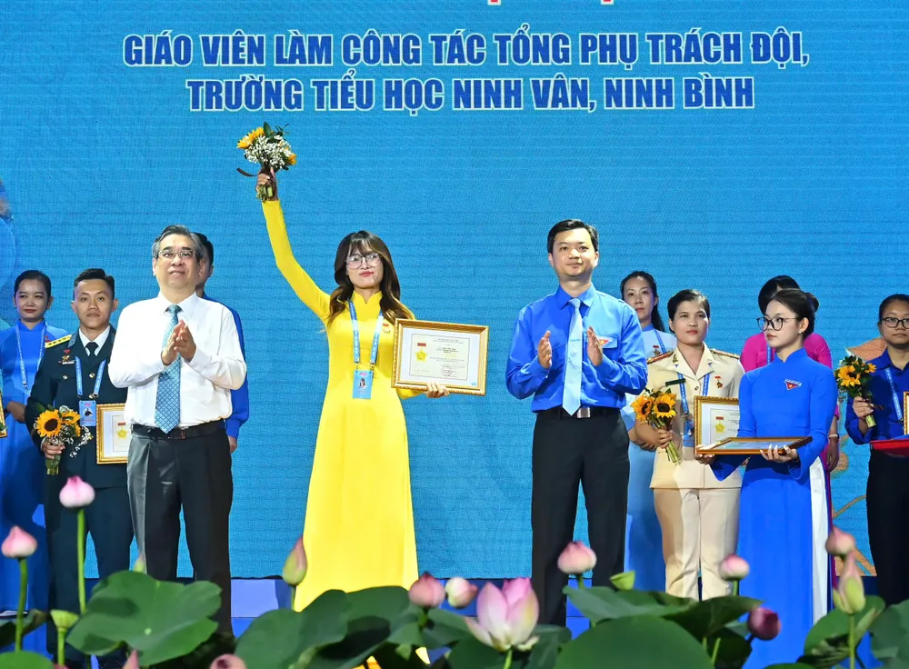 Phó Bí thư Thành ủy TPHCM Nguyễn Phước Lộc và Chủ tịch Hội Sinh viên Việt Nam Nguyễn Minh Triết tuyên dương thanh niên tiên tiến tại đại hội. Ảnh: VIỆT DŨNG TD 12.jpg