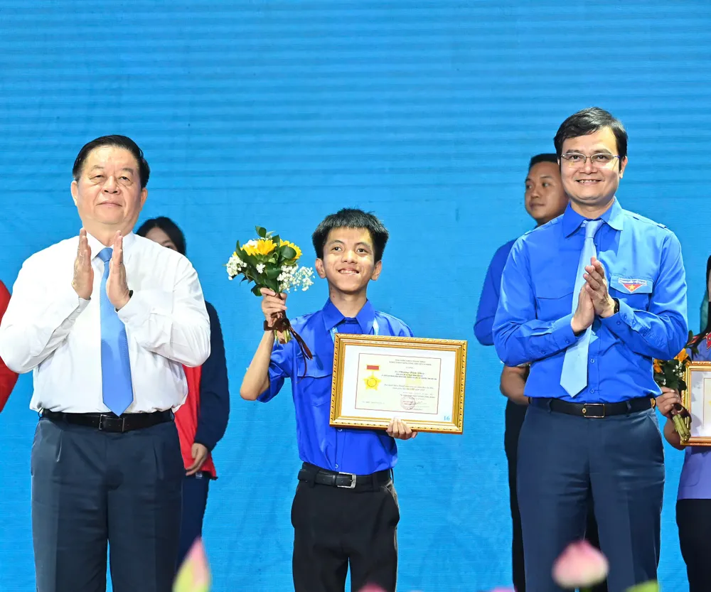 Trưởng Ban Tuyên giáo và Dân vận Trung ương Nguyễn Trọng Nghĩa và Bí thư Thứ nhất Trung ương Đoàn Bùi Quang Huy tuyên dương thanh niên tiên tiến tại đại hội. Ảnh: VIỆT DŨNG TD 16.jpg