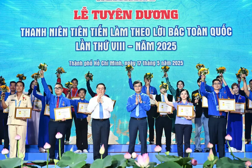 Trưởng Ban Tuyên giáo và Dân vận Trung ương Nguyễn Trọng Nghĩa và Bí thư Thứ nhất Trung ương Đoàn Bùi Quang Huy tuyên dương thanh niên tiên tiến tại đại hội. Ảnh VIỆT DŨNG TD 5.jpg
