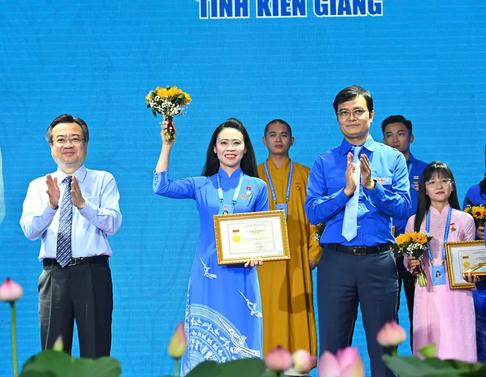 Phó Bí thư Thường trực Thành ủy TPHCM Nguyễn Thanh Nghị và Bí thư Thứ nhất Trung ương Đoàn Bùi Quang Huy tuyên dương thanh niên tiên tiến tại đại hội. Ảnh: VIỆT DŨNG TD 9.jpg