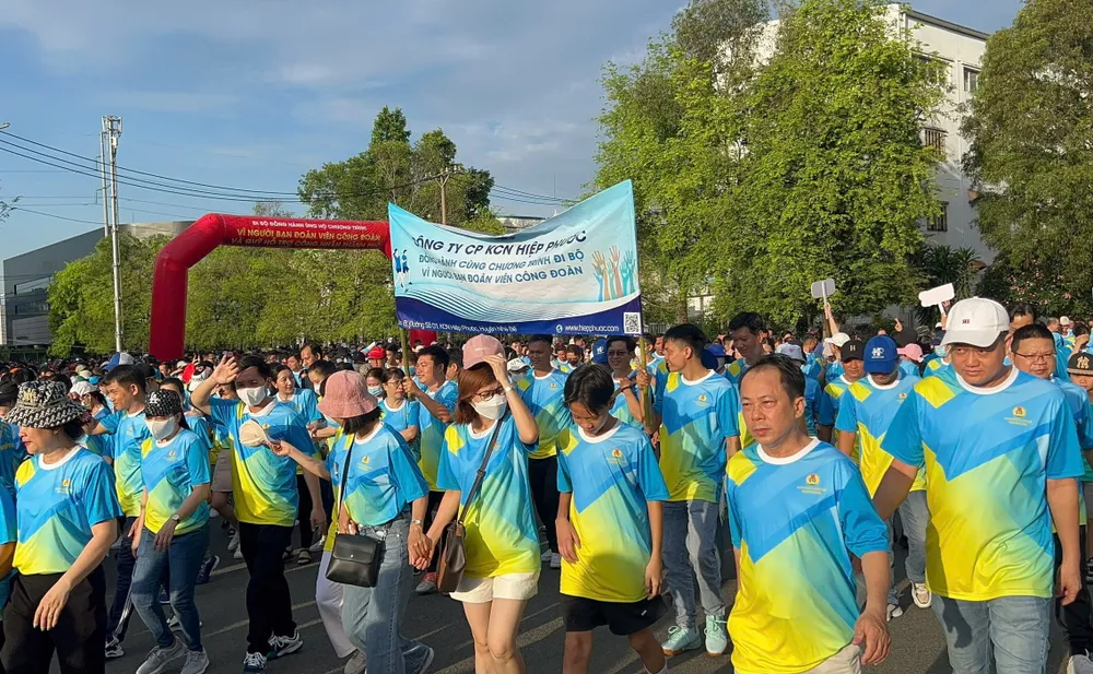 កម្មករ-កម្មការិនី ជាង២ពាន់នាក់ ដើរ៥គីឡូម៉ែត្រ ចូលរួមចំណែកក្នុងមូលនិធិជួយសហការីជួបការលំបាក Hinh đi bộ 4.jpg