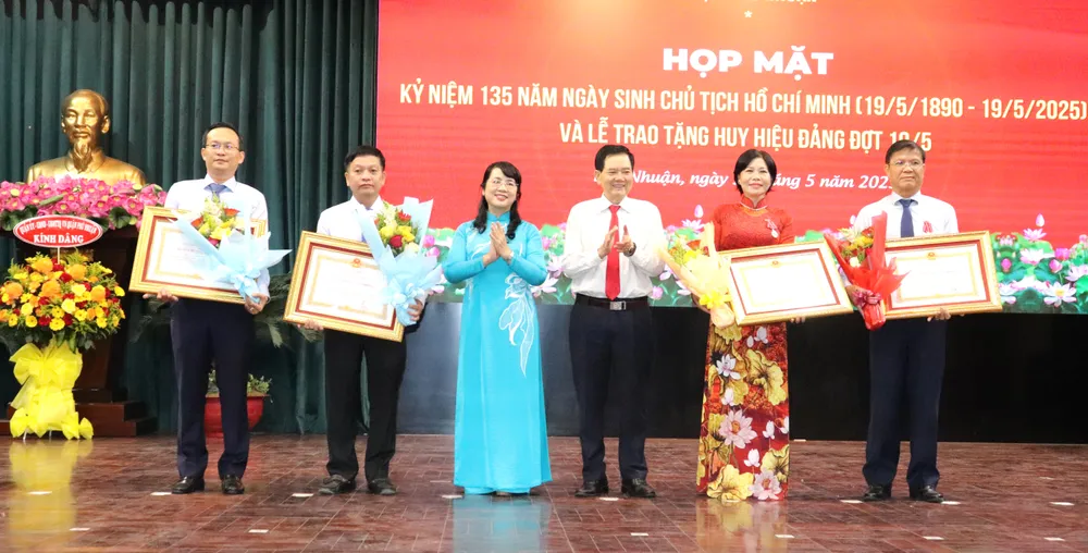 Chủ nhiệm Ủy ban Kiểm tra Thành ủy TPHCM Trần Kim Yến trao Huân chương Lao động hạng ba đến các cá nhân IMG_2586.JPG