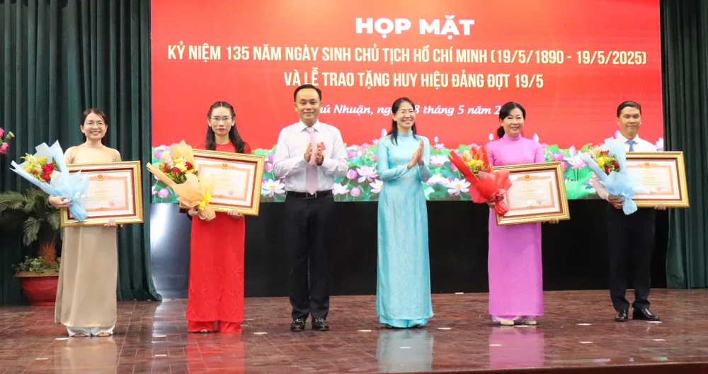 Bí Thư Quận ủy quận Phú Nhuận Phan Thị Thanh Phương trao Bằng khen của Thủ tướng Chính phủ đến các cá nhân IMG_2589.JPG