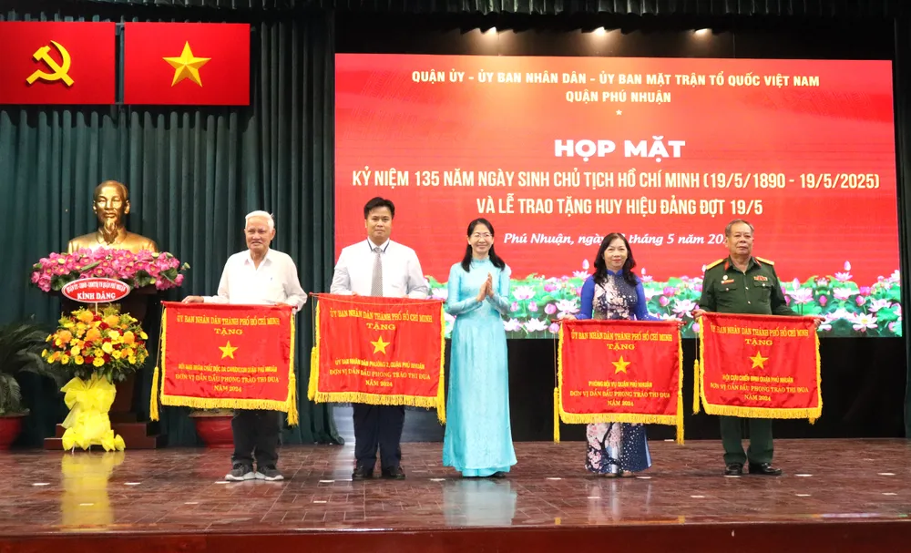 Bí Thư Quận ủy quận Phú Nhuận Phan Thị Thanh Phương trao Cờ thi đua đến các tập thể IMG_2591.JPG