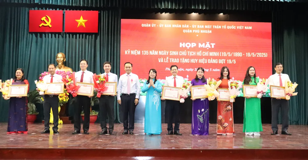 Chủ nhiệm Ủy ban Kiểm tra Thành ủy TPHCM Trần Kim Yến trao Bằng khen đến các chiến sĩ thi đua quận Phú Nhuận IMG_2595.JPG