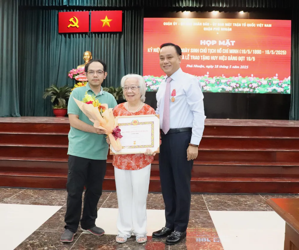 Chủ tịch UBND quận Phú Nhuận Nguyễn Đông Tùng trao Huy hiệu Đảng đến đảng viên IMG_2608.JPG