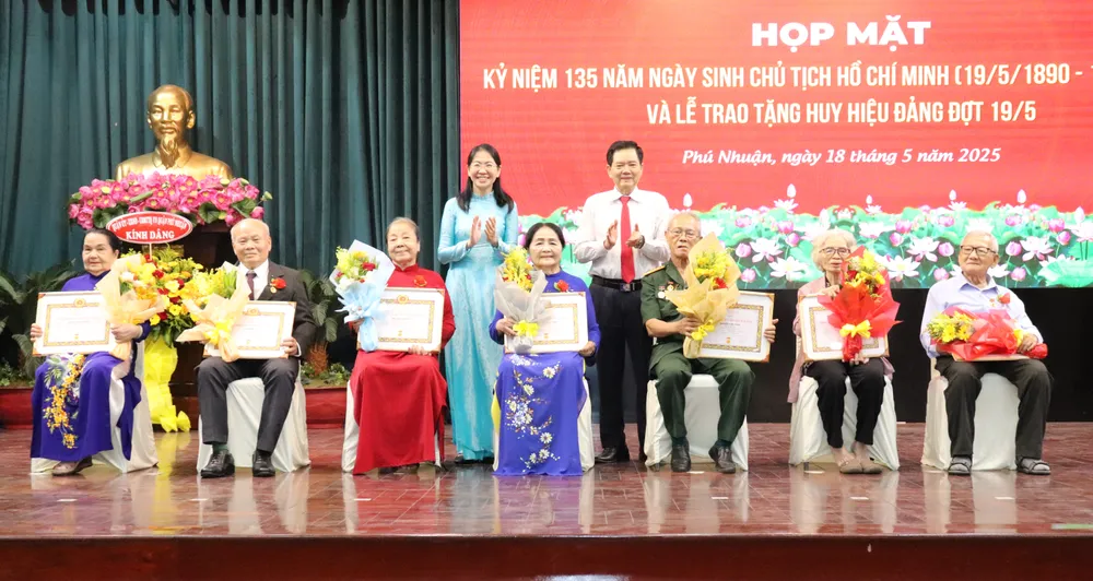 Bí Thư Quận ủy quận Phú Nhuận Phan Thị Thanh Phương trao Huy hiệu Đảng đến đảng viên IMG_2610.JPG