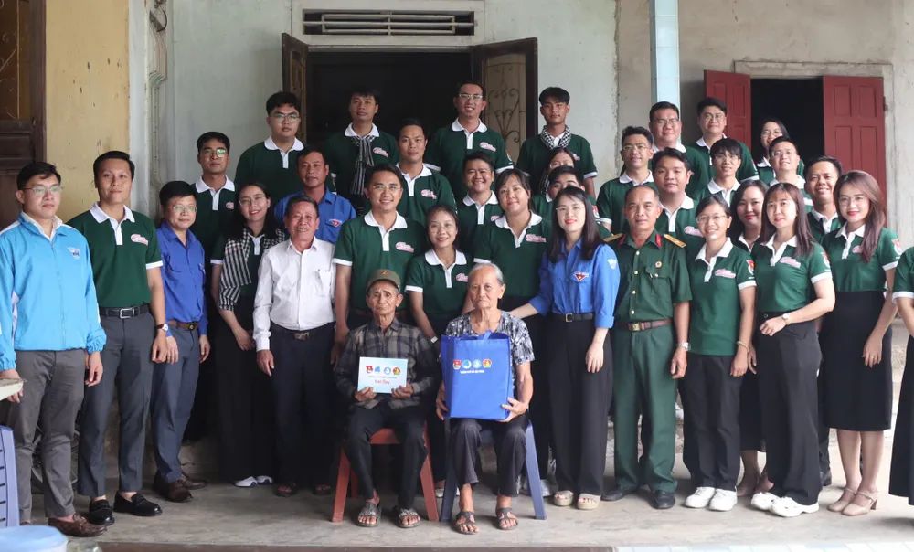 Đoàn thăm cựu chiến binh tại tỉnh Hà Tĩnh Hinh 3.jpg