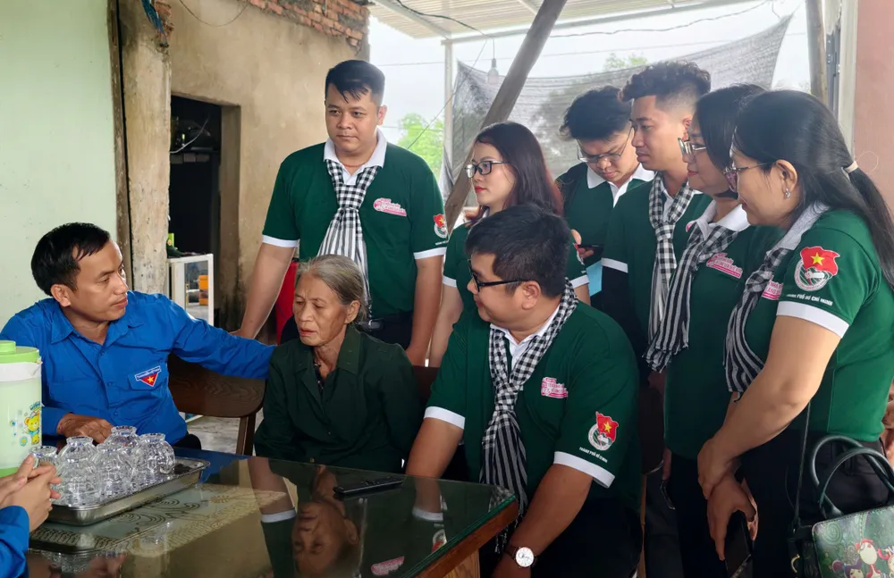 Đoàn viên, thanh niên thăm hỏi sức khỏe cựu Thanh niên xung phong Hinh 5.jpg