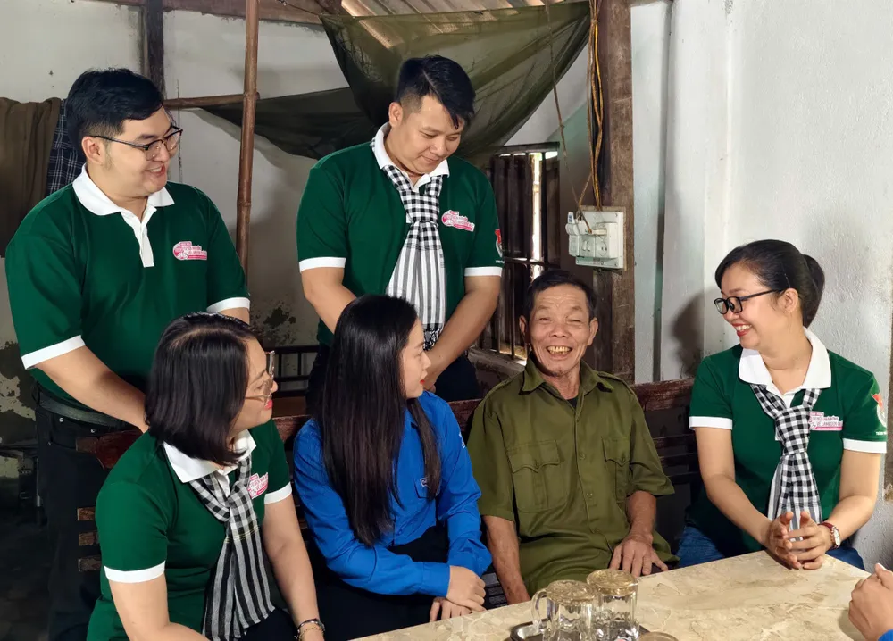 Đoàn viên, thanh niên thăm hỏi sức khỏe cựu chiến binh Hinh 6.jpg