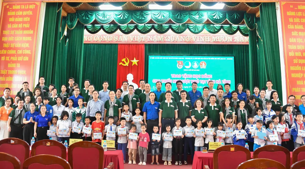Niềm vui của các em học sinh khi nhận học bổng do đoàn trao tặng Hinh 9.jpg