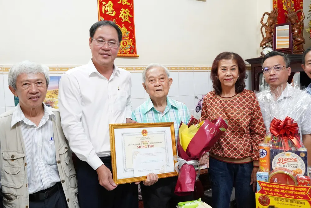 Ông Nguyễn Thành Trung thăm, mừng thọ ông Ngô Hổ Cụ Ngô Hổ.jpg