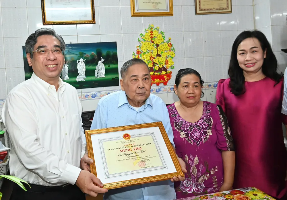 Đồng chí Nguyễn Phước Lộc thăm, mừng thọ ông Nguyễn Văn Thế. Ảnh: VIỆT DŨNG Hinh 2.jpg