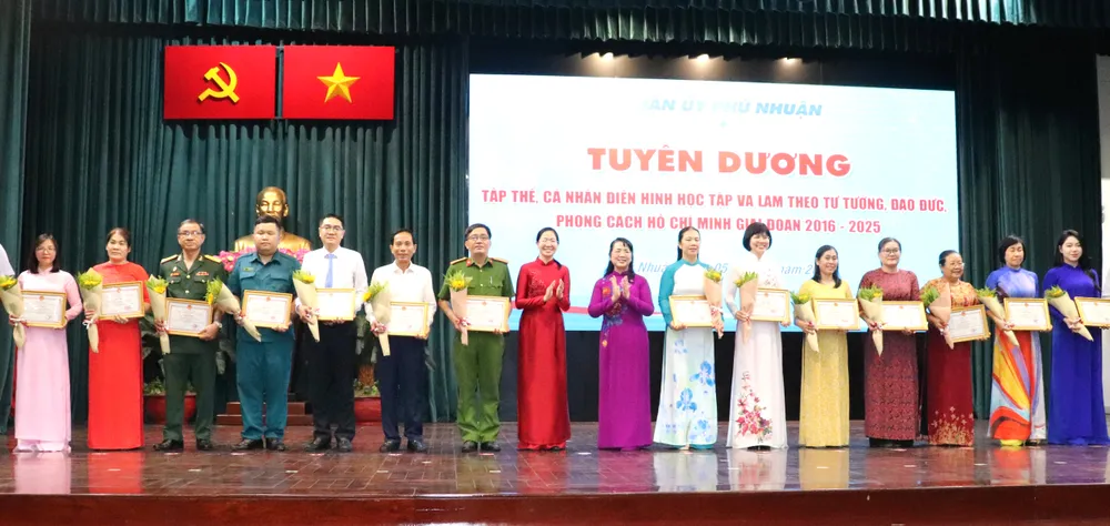 Chủ nhiệm Ủy ban Kiểm tra Thành ủy TPHCM Trần Kim Yến và Bí thư Quận ủy Phú Nhuận biểu dương các tập thể có thành tích xuất sắc trong học tập Bác IMG_2687.JPG