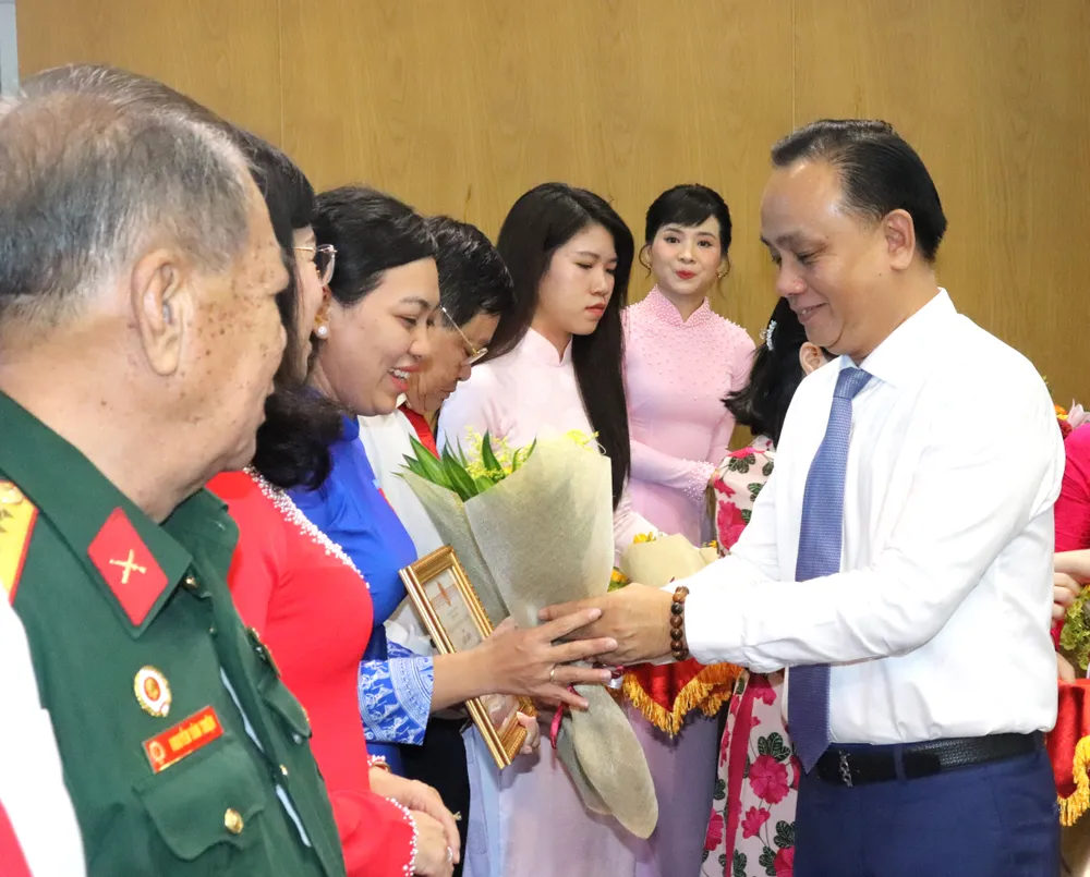 Chủ tịch UBND quận Phú Nhuận Nguyễn Đông Tùng biểu dương tập thể có thành tích xuất sắc trong học tập Bác IMG_2694.JPG