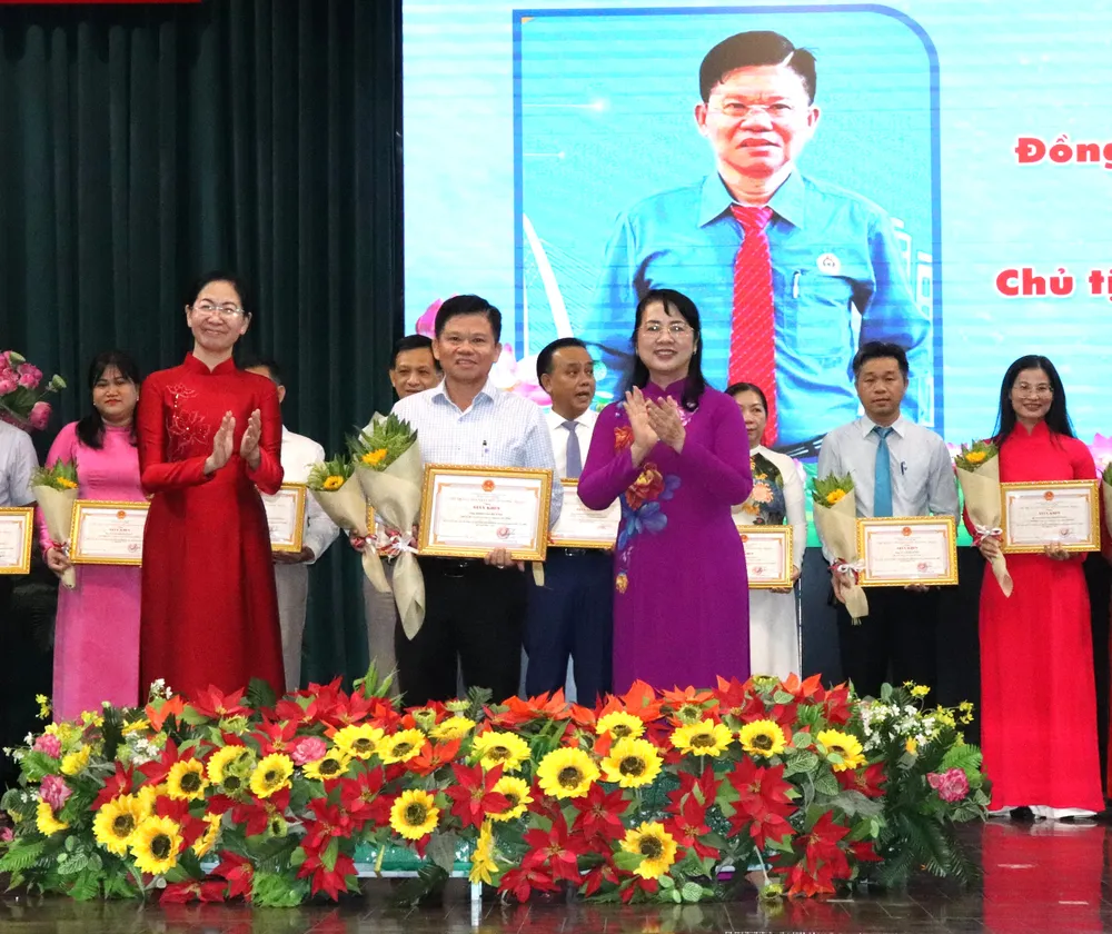 Chủ nhiệm Ủy ban Kiểm tra Thành ủy TPHCM Trần Kim Yến và Bí thư Quận ủy Phú Nhuận biểu dương cá nhân có thành tích xuất sắc trong học tập Bác IMG_2712.JPG