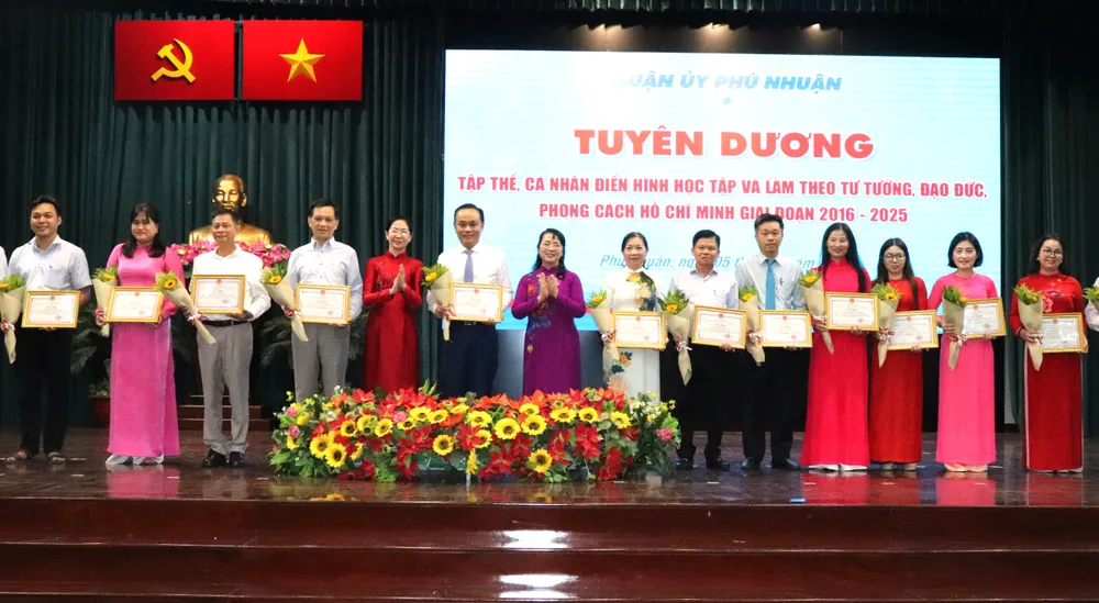 Chủ nhiệm Ủy ban Kiểm tra Thành ủy TPHCM Trần Kim Yến và Bí thư Quận ủy Phú Nhuận biểu dương các cá nhân có thành tích xuất sắc trong học tập Bác IMG_2714.JPG
