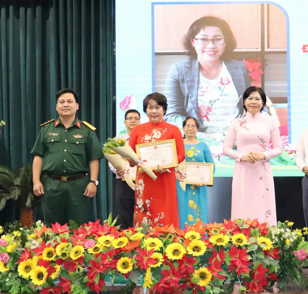 Biểu dương cá nhân có thành tích xuất sắc trong học tập Bác IMG_2716.JPG