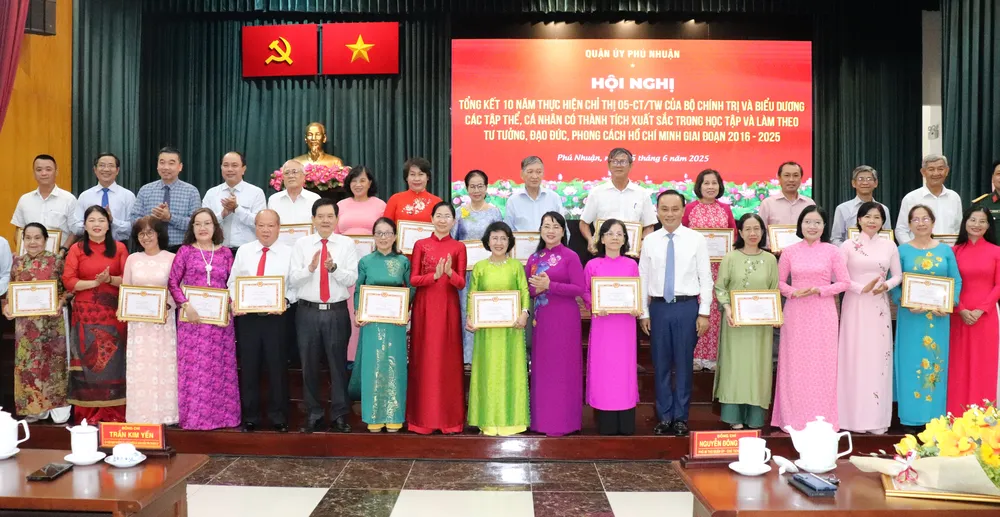 Chủ nhiệm Ủy ban Kiểm tra Thành ủy TPHCM Trần Kim Yến chúc mừng các tập thể đoạt giải Hội thi “Nét đẹp khu phố tôi” IMG_2726.JPG