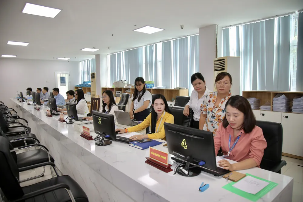 Cán bộ, công chức phường Xuân Hòa đang làm việc, sáng 12-6. Ảnh: DŨNG PHƯƠNG Hinh 3.jpg