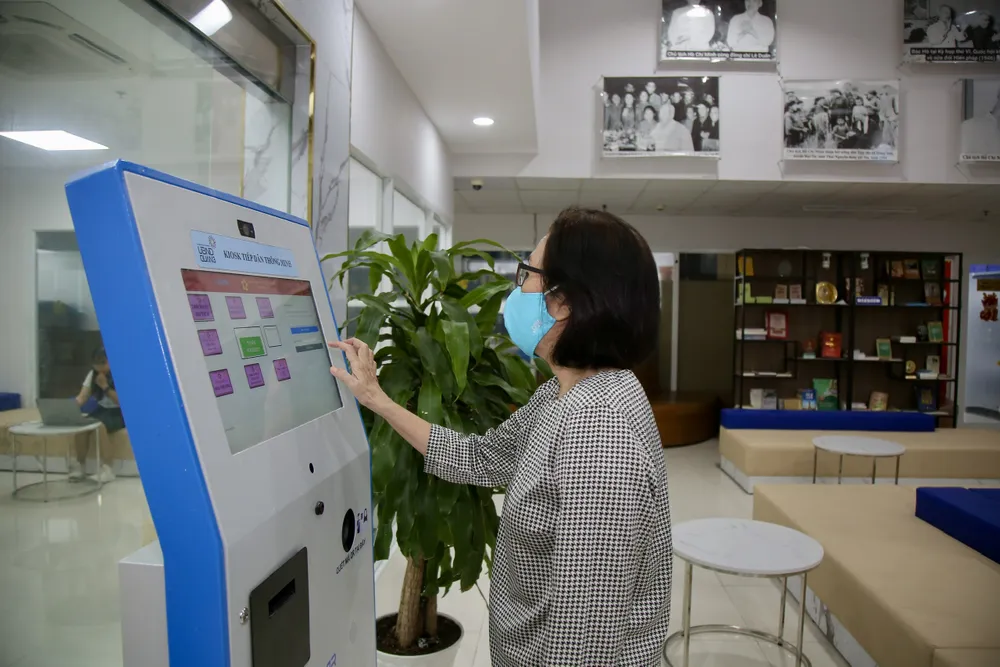 Người dân thực hiện nhập thông tin tại Kiosk tiếp dân thông minh. Ảnh: DŨNG PHƯƠNG Hinh 4.jpg