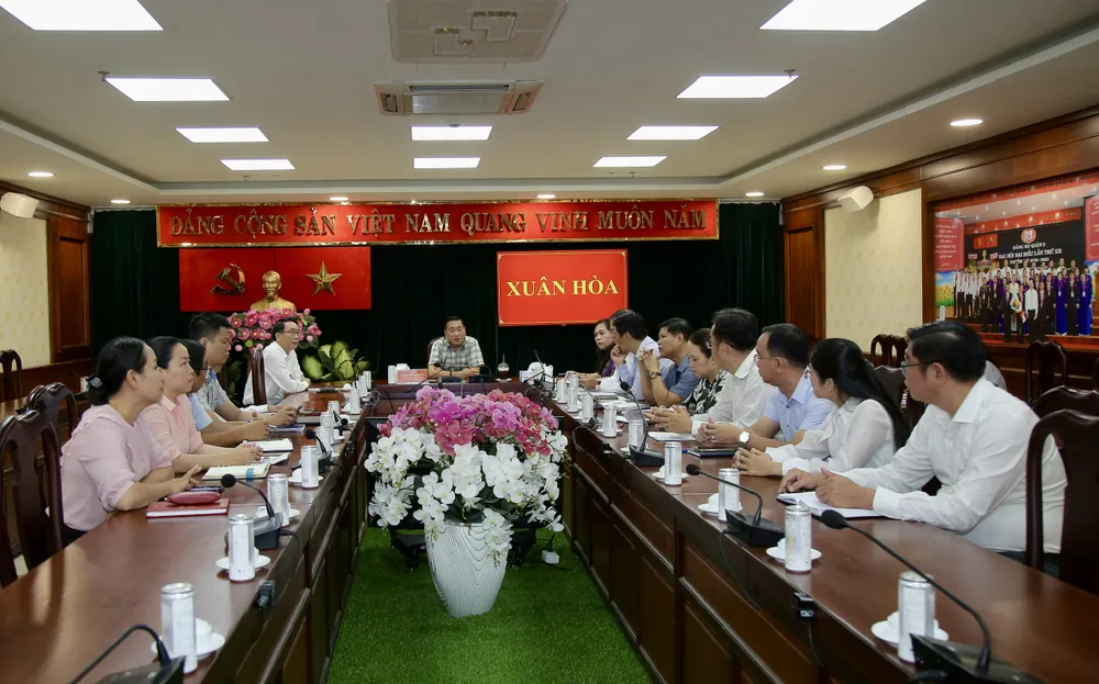 Phó Chủ tịch Thường trực HĐND TPHCM Phạm Thành Kiên tại điểm phường Xuân Hòa. Ảnh: DŨNG PHƯƠNG Hinh 5.jpg