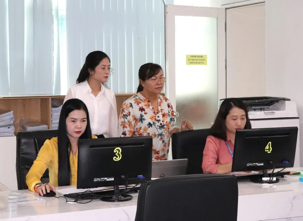 Bà Lương Thị Hồng Gấm kiểm tra các khâu trước khi vận hành, sáng 12-6. Ảnh THÁI PHƯƠNG IMG_2737.JPG