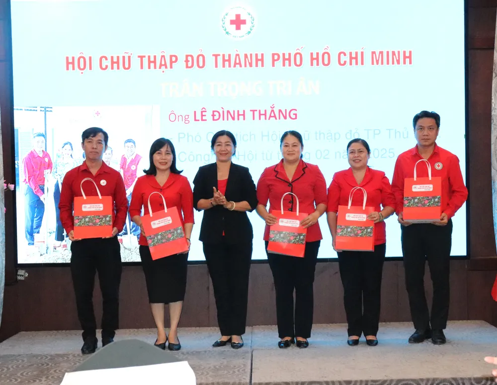 Đồng chí Nguyễn Thị Bạch Mai, Phó Trưởng Ban Thường trực Ban Tuyên giáo và Dân vận Thành ủy TPHCM trao quà tri ân các Chủ tịch và Phó Chủ tịch hội chữ thập đỏ TP Thủ Đức IMG_2808.JPG