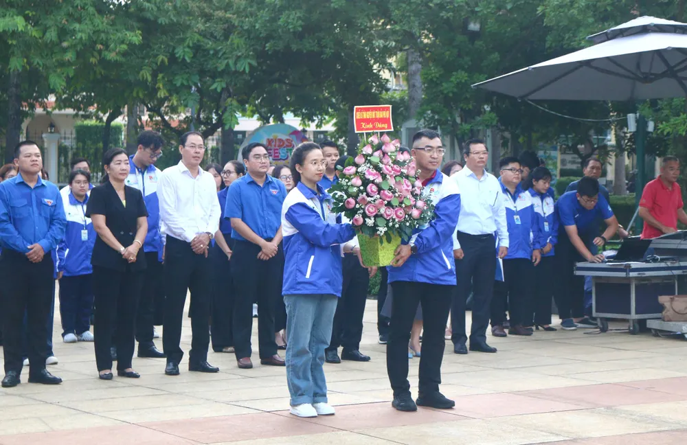 Dâng hoa tưởng nhớ công lao vĩ đại của Chủ tịch Hồ Chí Minh trước giờ xuất quân Hinh 1.jpg