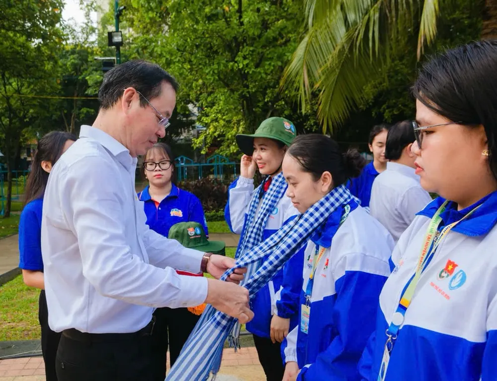 Phó Chủ tịch Thường Trực Ủy ban MTTQ Việt Nam TPHCM Nguyễn Thành Trung động viên các chiến sĩ tình nguyện trước giờ đến đảo Phú Quý Hinh 4.jpg