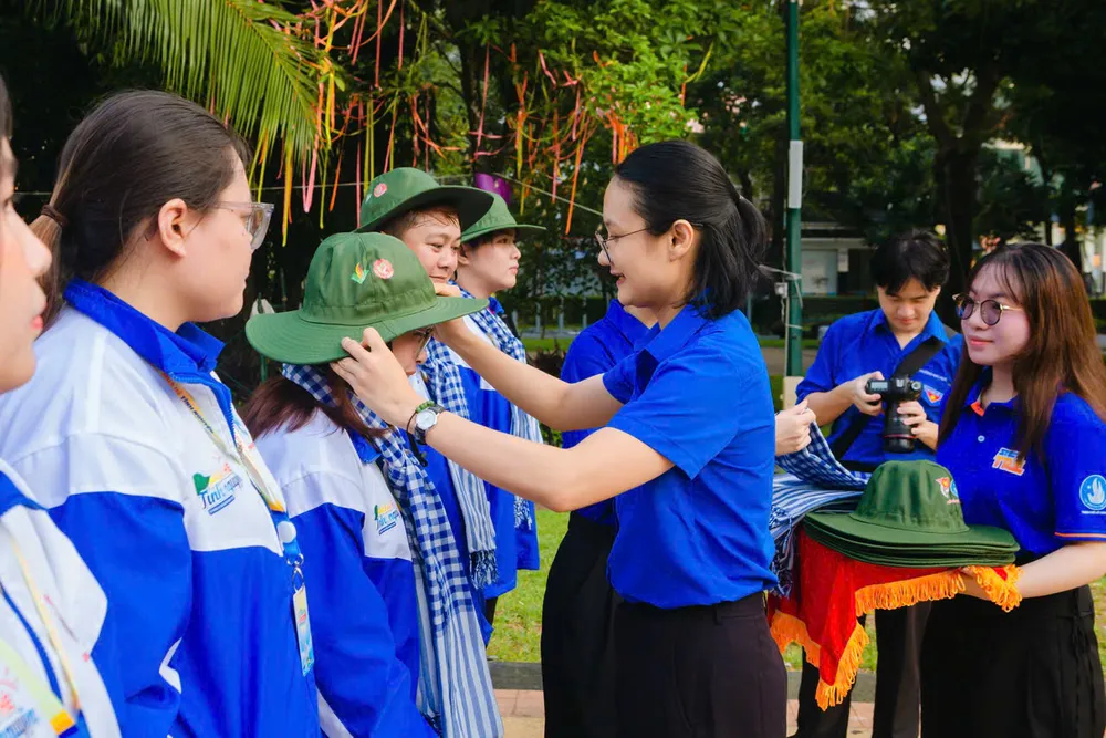 Phó Bí thư Thành đoàn, Chủ tịch Hội Sinh viên Việt Nam TPHCM Trần Thu Hà động viên các chiến sĩ Hinh 6.jpg