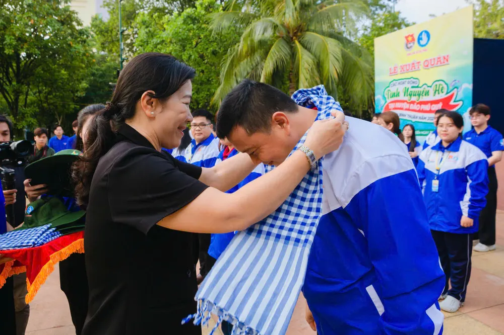 Phó Trưởng Ban Thường trực Ban Tuyên giáo và Dân vận Thành ủy TPHCM Nguyễn Thị Bạch Mai động viên các chiến sĩ tình nguyện Hinh 7.jpg