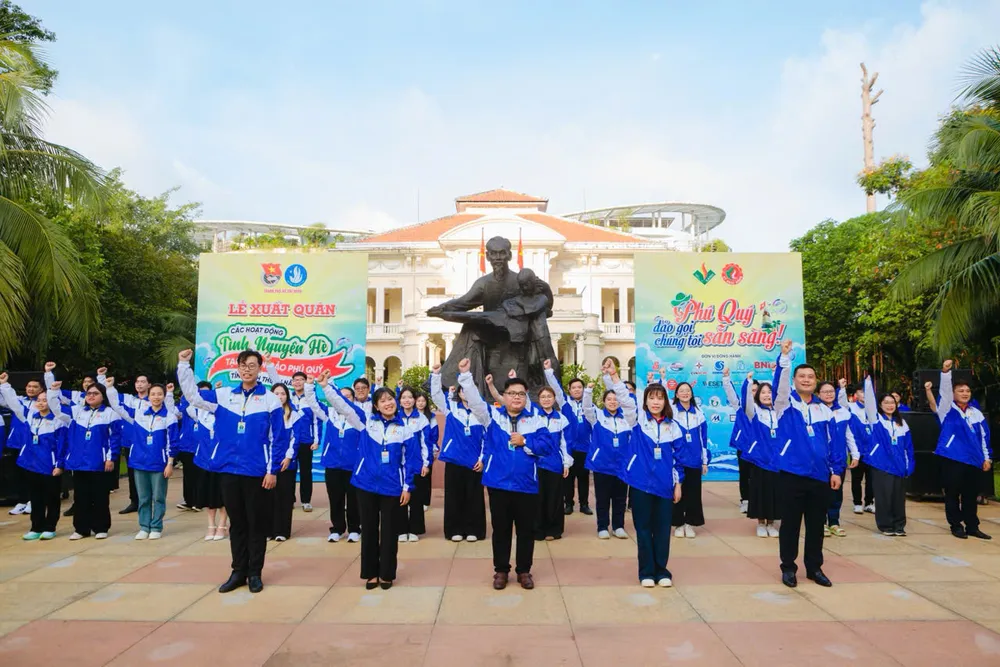 Các chiến sĩ tình nguyện thể hiện quyết tâm trước giờ xuất quân Hinh 9.jpg
