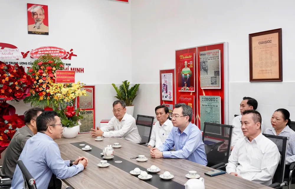 Phó Bí thư Thường trực Thành ủy TPHCM Nguyễn Thanh Nghị thăm, chúc mừng văn phòng Báo Đại đoàn kết tại TPHCM. Ảnh HOÀNG HÙNG Bao ĐĐK.jpg