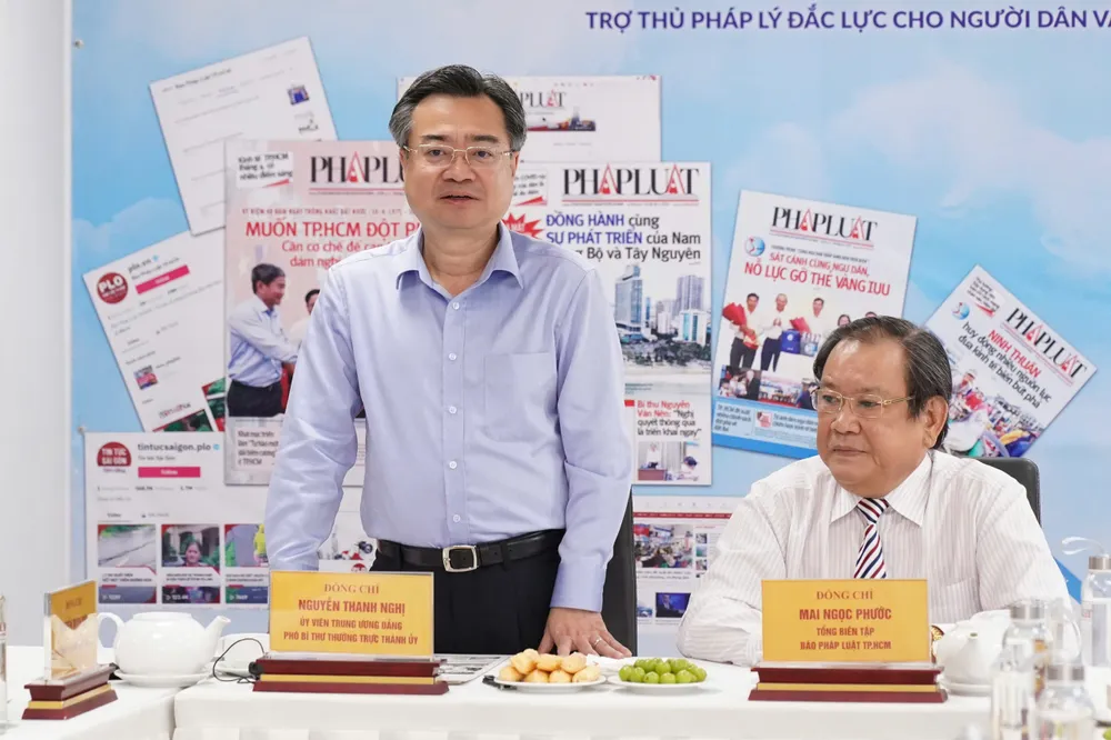 Phó Bí thư Thường trực Thành ủy TPHCM Nguyễn Thanh Nghị thăm hỏi, chúc mừng tập thể lãnh đạo, nhà báo, người lao động đang công tác tại Báo Pháp luật TPHCM. Ảnh: HOÀNG HÙNG Bao PL 1.jpg