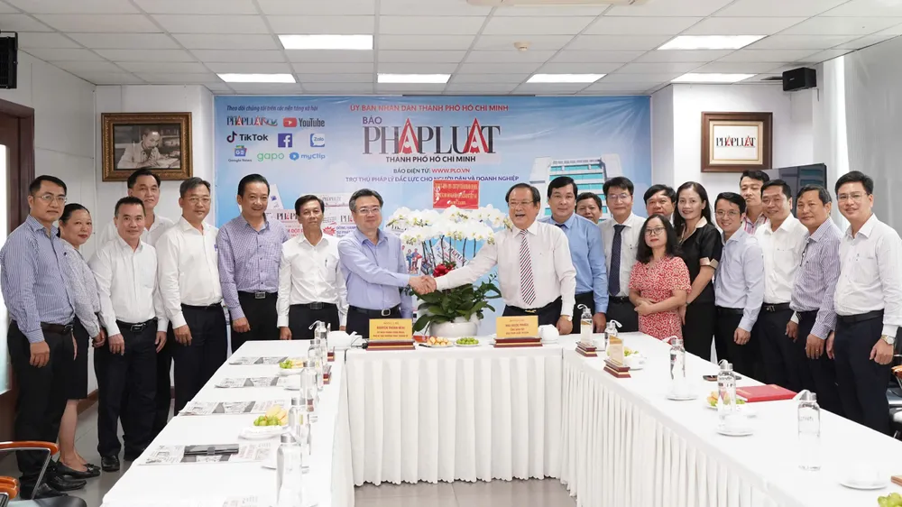 Phó Bí thư Thường trực Thành ủy TPHCM Nguyễn Thanh Nghị thăm, tặng hoa chúc mừng Báo Pháp luật TPHCM. Ảnh: HOÀNG HÙNG Bao PL.jpg