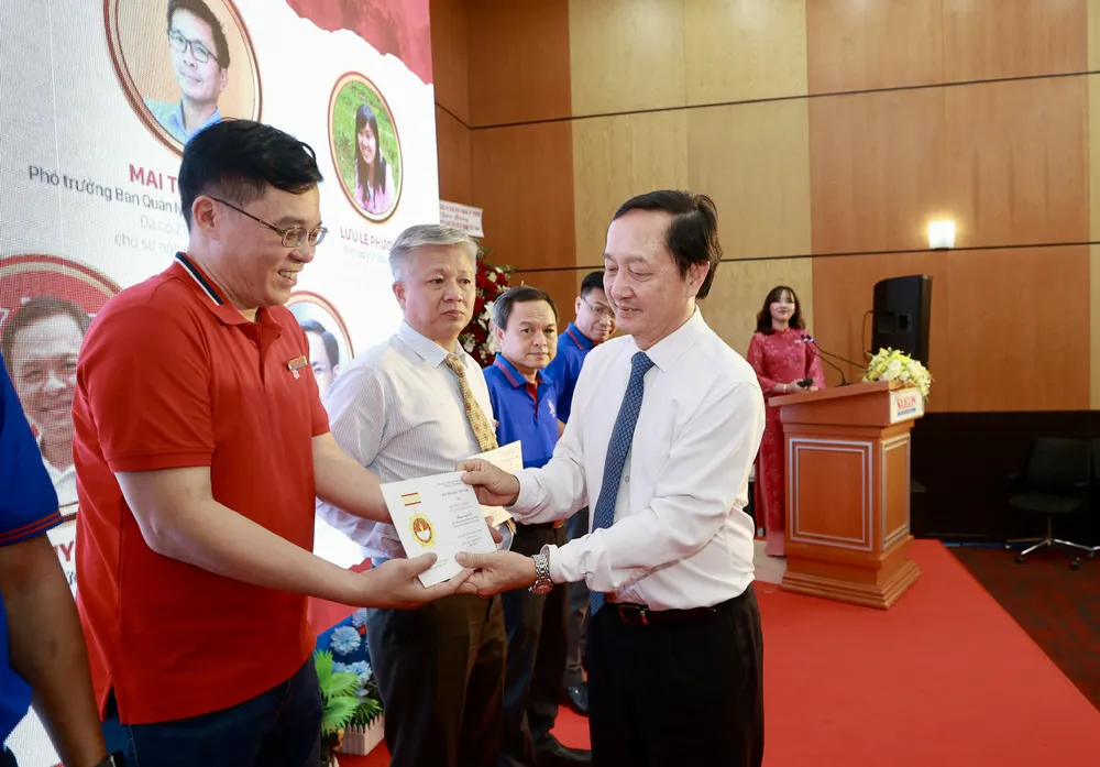 សមមិត្ត Huynh Thanh Dat សមាជិកគណៈកម្មាធិការមជ្ឈិមបក្ស អនុប្រធានគណៈកម្មាធិការឃោសនា និងចលនាមហាជនមជ្ឈឹម បានប្រគល់មេដាយរំលឹកដល់អ្នកសារព័ត៌មាន។ រូបថត៖ HOANG HUNG Anh 2.jpg