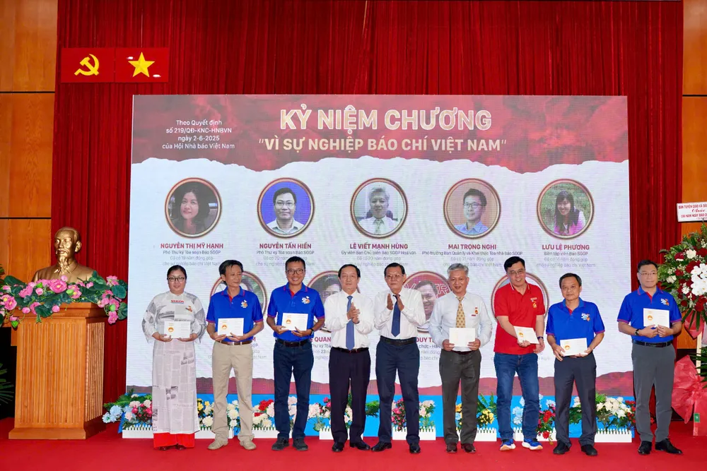 អ្នកសារព័ត៌មានទទួលបានមេដាយ “ដើម្បីបុព្វហេតុសារព័ត៌មានវៀតណាម”។ រូបថត៖ HOANG HUNG Hinh 1.jpg