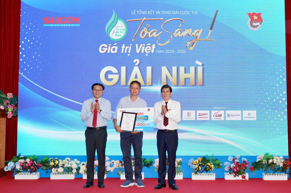 អ្នកនិពន្ធទទួលបានរង្វាន់លើកទីពីរក្នុងការប្រកួតប្រជែងតម្លៃវៀតណាម។ រូបថត៖ HOANG HUNG Hinh 10.jpg