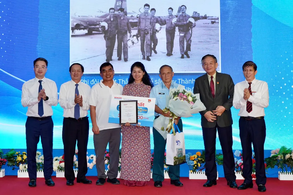 សមមិត្ត Huynh Thanh Dat បានអបអរសាទរអ្នកនិពន្ធដែលបានឈ្នះរង្វាន់ទីមួយនៃការប្រលងតម្លៃវៀតណាមភ្លឺស្វាង។ រូបថត៖ HOANG HUNG Hinh 12.jpg