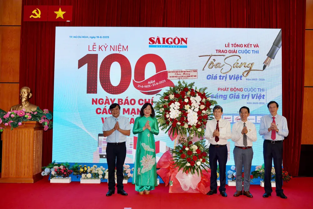 សមមិត្ត Tang Huu Phong ជូនកម្រងផ្កាពីនាយកដ្ឋានឃោសនា និងចលនាមហាជននៃគណៈកម្មាធិការបក្សទីក្រុងហូជីមិញ ដើម្បីអបអរសាទរដល់កាសែត SGGP។ រូបថត៖ HOANG HUNG Hinh 2.jpg