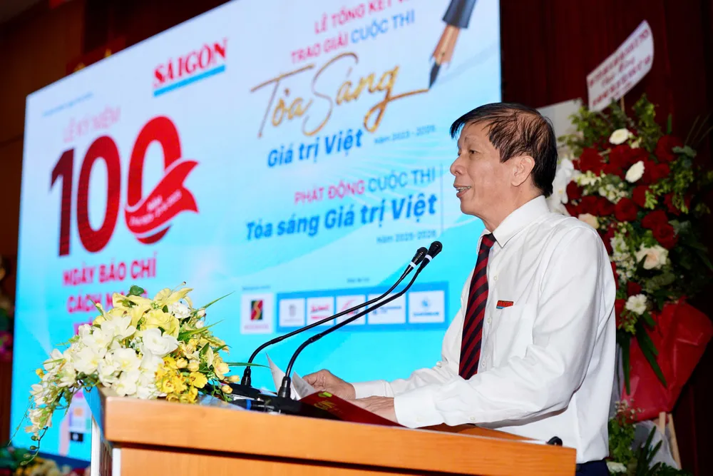 អ្នកកាសែត Nguyen Khac Van ពិនិត្យប្រពៃណី។ រូបថត៖ HOANG HUNG Hinh 6.jpg