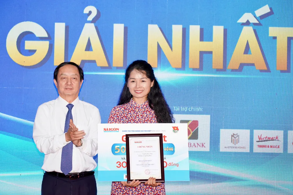 ប្រគល់រង្វាន់លើកទី១នៃការប្រកួតប្រជែងតម្លៃវៀតណាមដ៏ភ្លឺថ្លាដល់អ្នកនិពន្ធ Le Phuong Dung។ រូបថត៖ HOANG HUNG Hinh 9.jpg