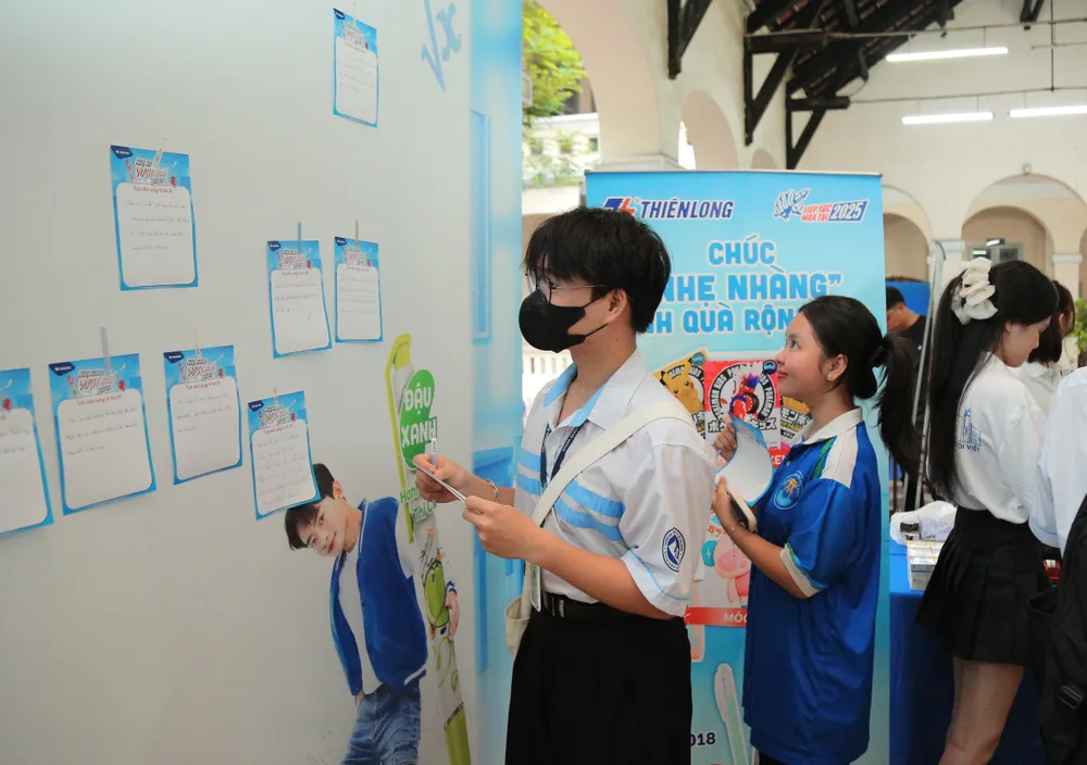 Học sinh viết các lời quyết tâm trước kỳ thi Anh 5.JPG