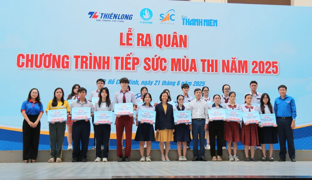 Trao học bổng đến học sinh có hoàn cảnh khó khăn tại lễ ra quân Anh 7.JPG