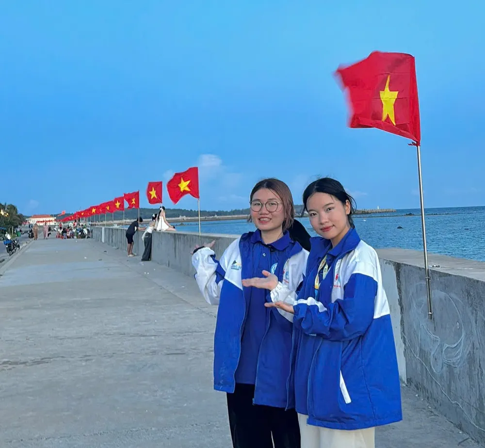 Thực hiện "Tuyến đường cờ Tổ quốc" trên đảo Phú Quý Hinh 1.jpg