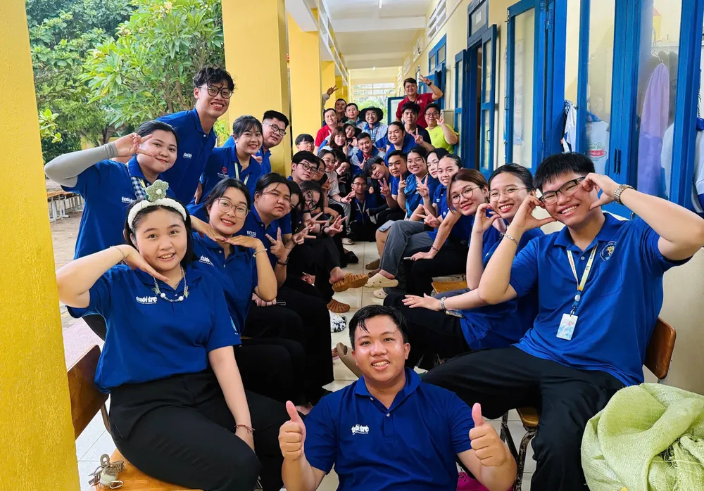 Các chiến sĩ tình nguyện tại đảo Phú Quý hinh 3.jpg